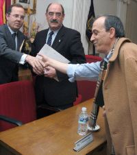 Rodríguez-Monsalve, de la Cámara de Comercio, estrecha la mano a Luis Gómez, de CC. OO., en presencia de Martín Pascual. / FRAN JIMÉNEZ