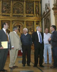 Miembros de la Fundación durante la visita al templo. / FRAN JIMÉNEZ