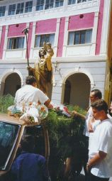 Miembros de la asociación colocan al santo antes de la procesión del pasado año.