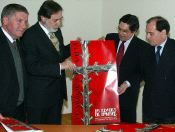 Miguel Ángel Barbado, Juan Manuel Nieto, Antonio Meléndez y Tomás Villanueva, con el cartel. 