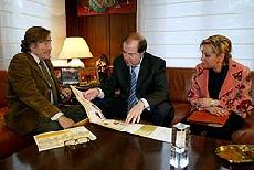 Juan Vicente Herrera ojea el itinerario de Quetzal 2006, ante la presencia de Rosa Valdeón y De la Cuadra-Salcedo. LETICIA PÉREZ (ICAL)