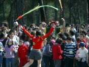 Dos monitores, ataviados de vestidos primaverales, entretienen a los scouts en la inauguración del festival