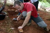 Uno de los arqueólogos del colectivo del Museo de Salas trabaja en las excavaciones.