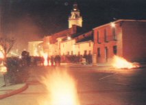 Iluminación  espectacularmente en las calles de Nava del Rey con teas o pegotes y hogueras de pino