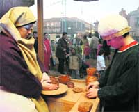 Grupo de Teatro Tierra y la Asociación Indiaka representando el Belen viviente en Medina del Camp