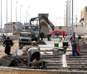 Operarios trabajando en el Polígono Francisco Lobato. 