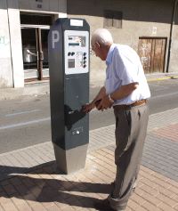 Un hombre recoge su recibo de aparcamiento. / FRAN JIMÉNEZ