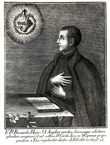 El Padre Bernardo Francisco de Hoyos, en plena adoración al Corazón de Jesús.
