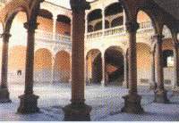 Patio porticado del Palacio de Dueñas