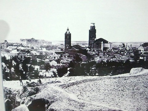 Vista panorámica desde el altozano del Castillo de la Mota de Medina del Campo. Se aprecia el edificio de la izquierda el convento de Santa Ana. En primer plano, la parroquia de San Facundo y San Primitivo y al fondo la Iglesia Colegiata de San Antolín en Medina del Campo (Valladolid).