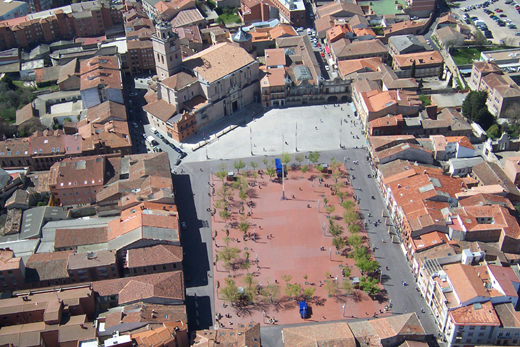 Vista aérea de Medina del Campo con su Plaza Mayor de la Hispanidad en el centro urbano 