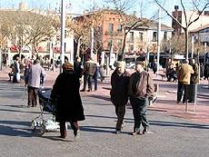 Varios vecinos pasean por una de las calles de Medina del Campo. IVAN LOZANO