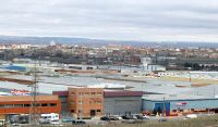 Naves del polígono de San Cristóbal, la mayor concentración de industrias en la región, con la ciudad de Valladolid al fondo. 