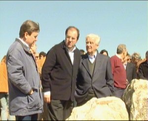 De izqda a decha, el presidente de las Cortes de Castilla y León, José Manuel Fernández Santiago (i), el presidente de la Junta, Juan Vicente Herrera (c) y el alcalde de Villalar de los Comuneros, Félix Calvo Casasola (d), esta mañana en Villalar