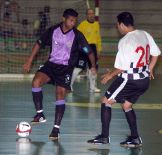 Rafa Maciel, del Valladolid FS, para el balón ante un jugador del Boavista. / FRAN JIMÉNEZ