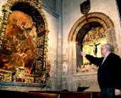 Rafael García Cuadrado señala el lienzo que será restaurado por la Fundación Patrimonio Histórico