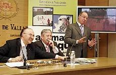 Ramiro Ruiz Medrano (i), junto a Dionisio Miguel Recio y Alfonso Centeno (de pie). LUCÍA MELGAR 