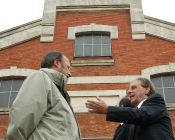 El arquitecto Ricardo Bofill y el alcalde, Javier León de las Riva, ante una de las naves de los actuales talleres de Renfe. 