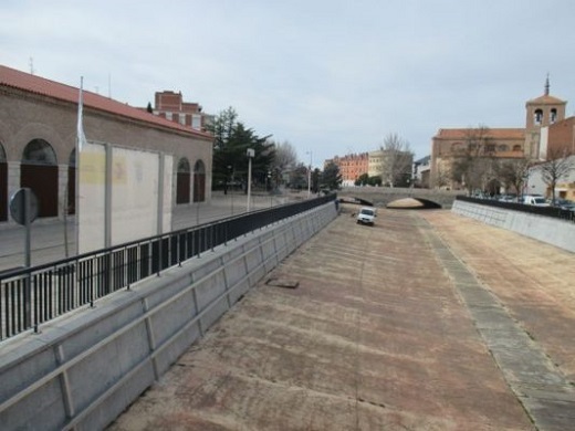 Colocación de rastreles en el cauce del Zapardiel a la altura de las Reales Carnicerías.