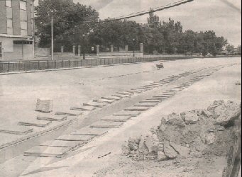 En un tramo de las obras, los operarios proceden a cubrir con losas el río.