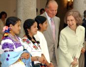 12-07-04 Componentes Ruta Quetzal visitando el Palacio Real. A su lado los Reyes de España, don  Juan Carlos y  doña Sofia