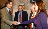 Silvia Clemente saluda a Miguel de la Cuadra en presencia de Gonzalo Santonja y Humberto López Morales. / MIGUEL ÁNGEL SANTOS