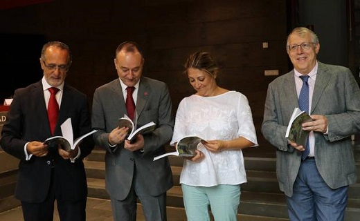 Ciriaco Rodríguez (Banco Santander), el rector de la UVA Daniel Miguel San José, la alcaldesa de Medina del Campo, Teresa López, e Hilario Casado, coordinador de la publicación. / Henar Sastre