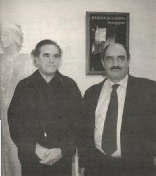 El autor y el alcalde de Medina del Campoposan junto a la escultura. M.Álvarez