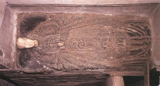 Sepulcro de alabastro hallado durante las labores de restauración de la iglesia Colegiata de San Antolín de Medina del Campo.  Puede ampliarse la fotografía 