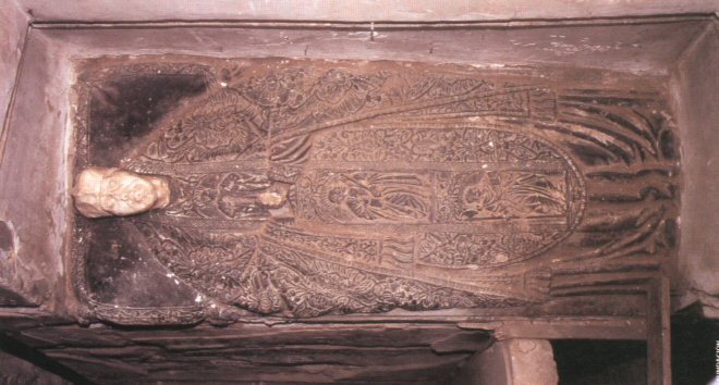 Sepulcro de alabastro hallado durante las labores de restauración de la iglesia Colegiata de San Antolín de Medina del Campo