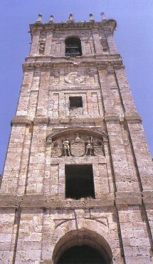 Torre de la iglesia de San Hipólito de Támara, con el escudo de los Reyes Católicos labrado por Juan de Lastra