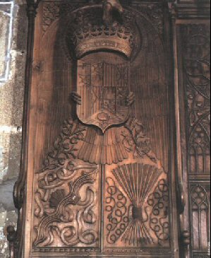 Detalles de la decoración de la sillería del coro del Monasterio de Santo Tomás de Ávila, en abundantes símbolos alusivos a los Reyes Católicos