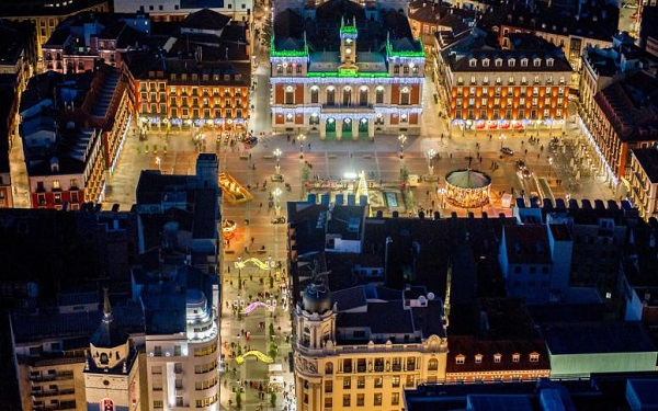 La ciudad de Valladolid es proclamada como la ciudad "mejor iluminada del mundo". La ciudad ha sido considerada la mejor entre los proyectos lumínicos más atractivos presentados en todo el mundo