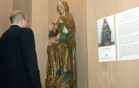 Un visitante admira la 'Virgen de la Pera', nueva Pieza del Mes. / F. J.