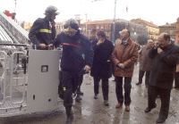 Dos bomberos, junto al consejero Fernández Mañueco, el presidente Ruiz Medrano y el alcalde Martín Pascual. / FRAN JIMÉNEZ