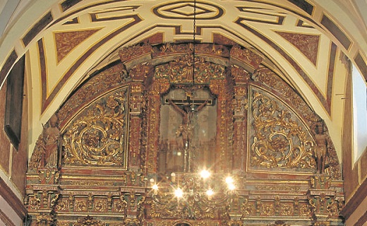 Parte superior del presbiterio y el retablo mayor de la iglesia parroquial.