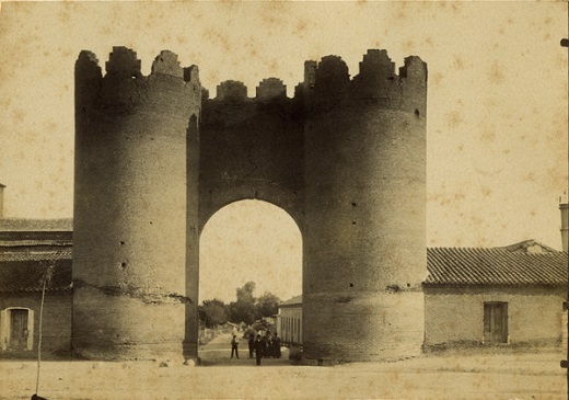 J. Fábregas (fotógrafo) Hacia 1895 – 1899 Fotografía a la albúmina / 12 x 17 cm
Al dorso: «Medina del Campo puerta de la población / nº 523» Colección Ángel Garrido Díez