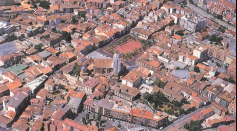 Vista aérea de Medina del Campo con su Plaza Mayor de la Hispanidad en el centro urbano 