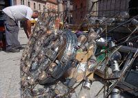 Un operario da los últimos toques a uno de los adornos luminosos ayer en Medina. / FRAN JIMÉNEZ