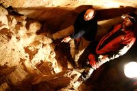 TITO BUSTILLO. Rodrigo de Balbín y Javier Alcolea, en la cueva riosellana. / E. C.