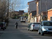 Un hombre camina por una calle del barrio de La Mota. / FRAN JIMÉNEZ