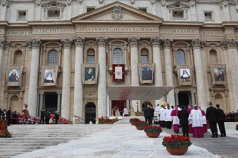 La fachada de la basílica de San Pedro, con los retratos de los seis nuevos santos. | Reuters