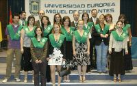 Clemente y el rector, Fernández Antolín, al fondo, posan con los diplomados en Turismo. / A. SALVADOR