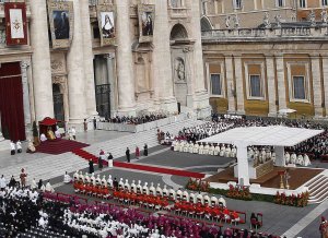 Canonización de la Madre Cándida, ayer, en la Plaza de San Pedro, presidida por el Papa. :: REUTERS