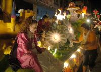 Una de las carrozas durante el desfile, anoche, por las calles de Medina del Campo. / F. J.