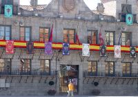 La casa consistorial luce la bandera nacional y los estandartes de las ocho cofradías locales. / FRAN JIMÉNEZ