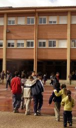 Escolares en el patio del colegio Obispo Barrientos. / FRAN JIMÉNEZ