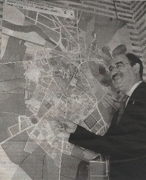 Crescencio Martín Pascual ante el plano del PGOU de Medina del Campo 