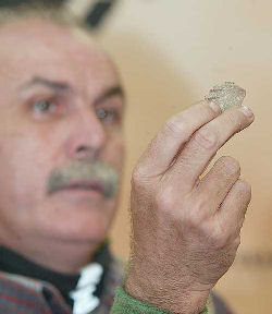 Carbonell muestra uno de los cuchillos usados por los caníbales. (Foto: Israel Murillo)