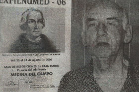 El presidente de la Agrupación Filatélica y Numismática junto al cartel de Exfilnumed 2006